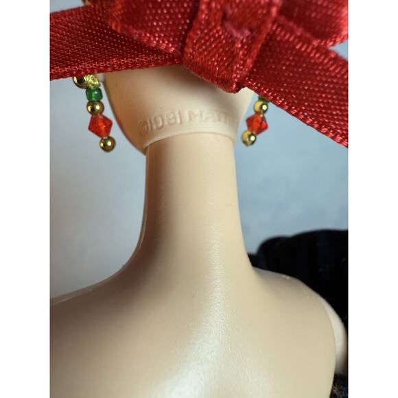 Winter Splendor Barbie 1998 Avon Exclusive Red Satin and Black Velvet Gown Stand - Picture 10 of 10